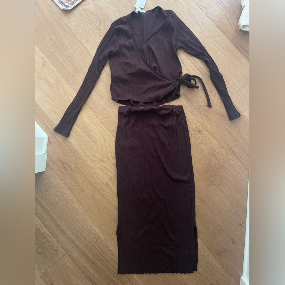 Maroon two piece maternity set from H&M. Skirt has a little slit.